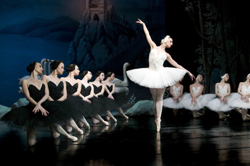 Le Lac Des Cygnes Du Saint-Pétersbourg Ballet Theatre En Tournée Dans ...