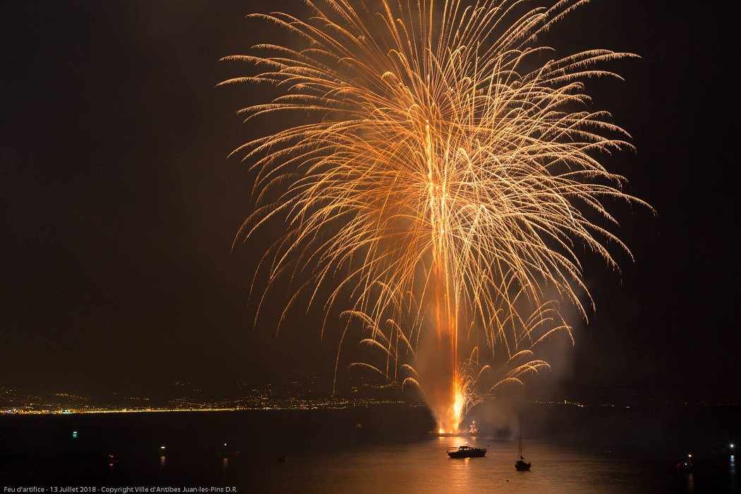 Festival pyromélodique d'Antibes 2024 : Soirées en famille, feux d'artifice  pour les enfants et les parents - Citizenkid