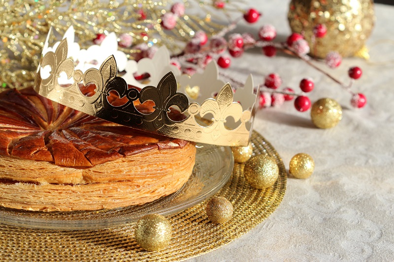 Galette Des Rois Sur Table En Bois Et Décoration De Noël Gâteau  Traditionnel De L'épiphanie En France
