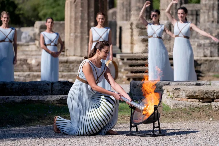 Réalisez une flamme olympique avec Wesco pour le carnaval  Flamme olympique,  Activité centre de loisir, Idée de jeux