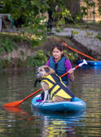 Festival Woofest : Une jeune fille et son chien sur un paddle