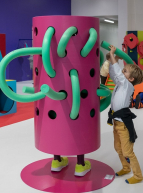 Cité du Design Saint-Etienne : Enfant qui s'amuse dans une exposition