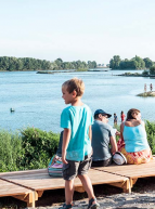 Le Voyage à Nantes : Un petit garçon et des adultes en plein nature, au bord de l'eau