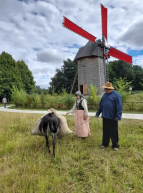Journée Patrimoine et Moulin : Une femme et un homme déguisées en paysans d'un temps passé avec un âne et devant un moulin