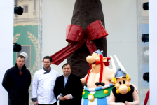 Pascal Fliche, le Directeur Général du parc Astérix, et le chocolatier Cartron ont coupé le cordon d'inauguration devant