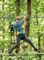 Parc Aventure Floreval : enfant suspendu dans les arbres