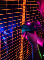 Starship Laser Lille Centre : Un jour vise ses ennemis dans un labyrinthe