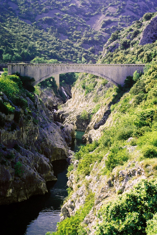 Spéléologie entre copines dans les gorges de l'Hérault - Tourisme Hérault