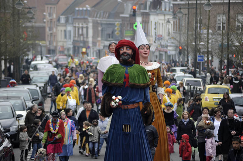 Carnaval de Croix 2024 défilé à travers la ville de Croix en famille